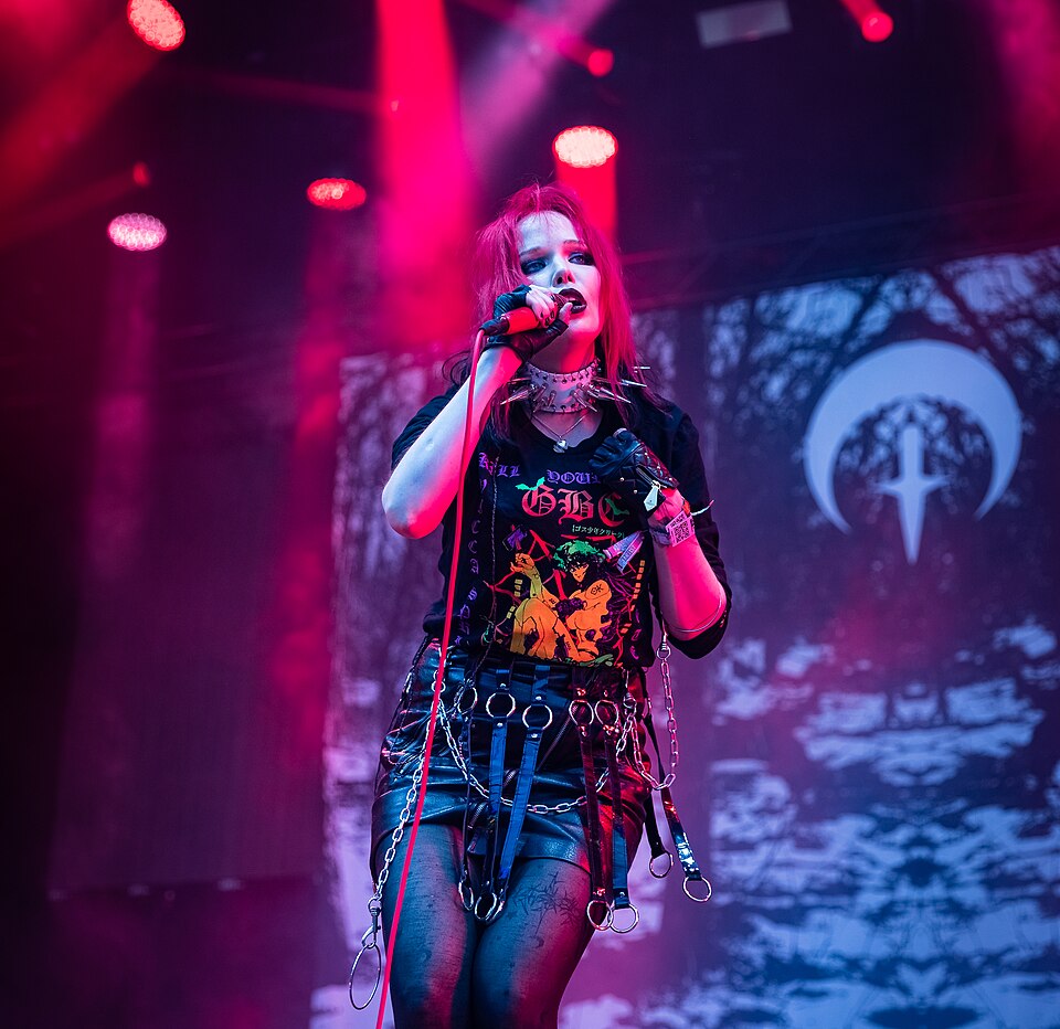 Alice Glass, Chanteur