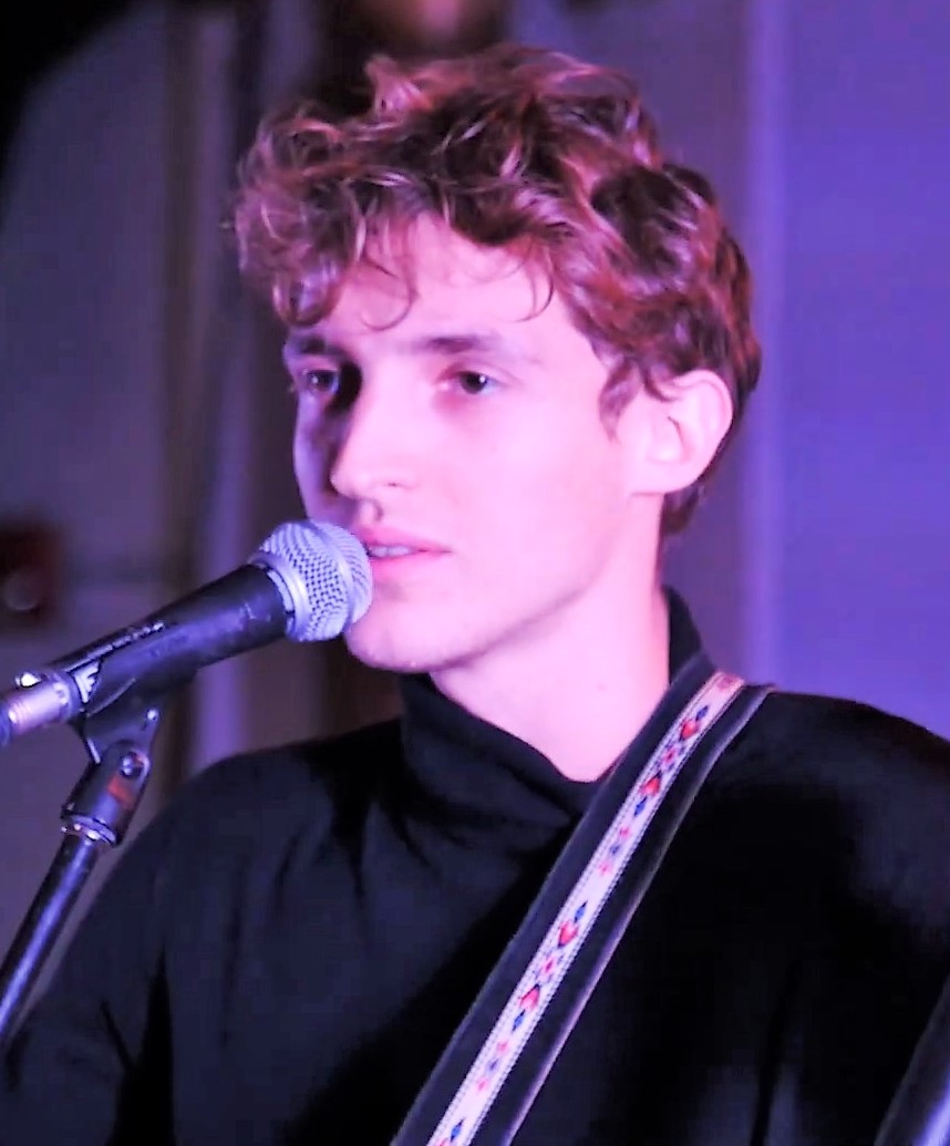 Aliocha Schneider, Chanteur