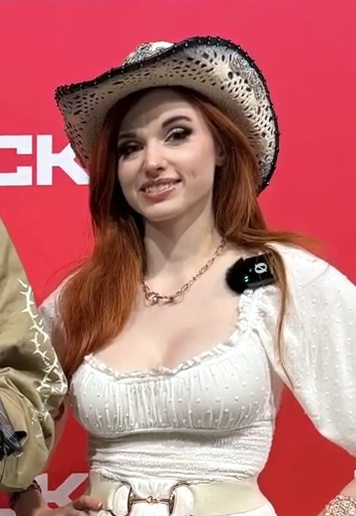 Amouranth, Streameur Twitch