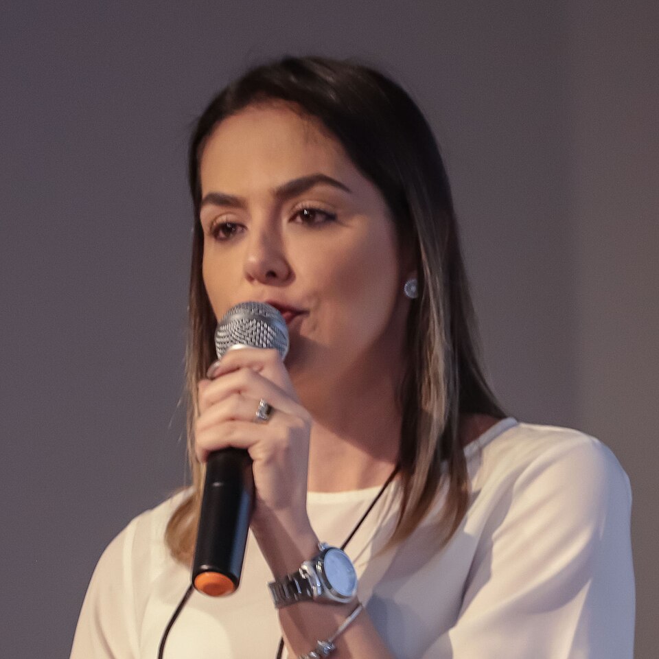 Ana Carolina Serra, Personnalité