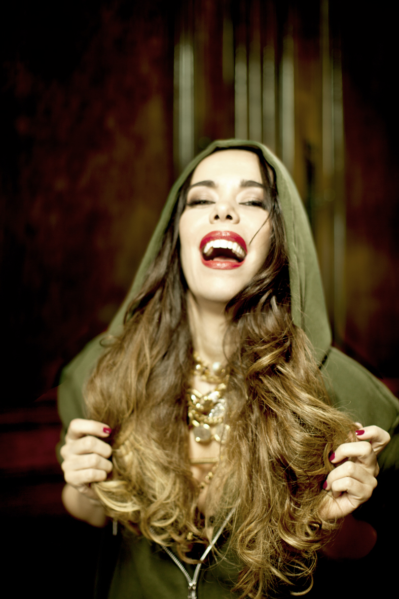 Beatriz Luengo, Chanteur