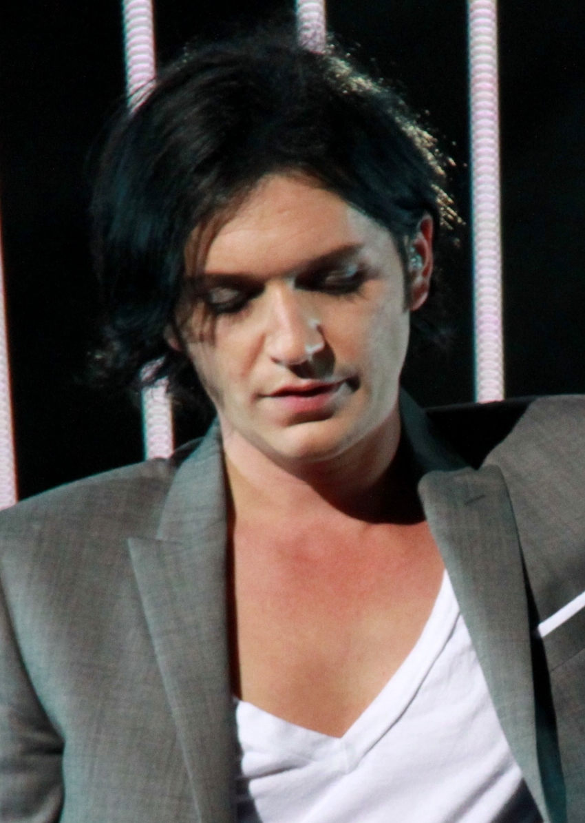 Brian Molko, Chanteur