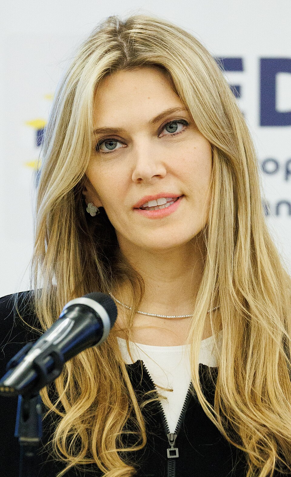 Éva Kaïlí, Personnalité politique