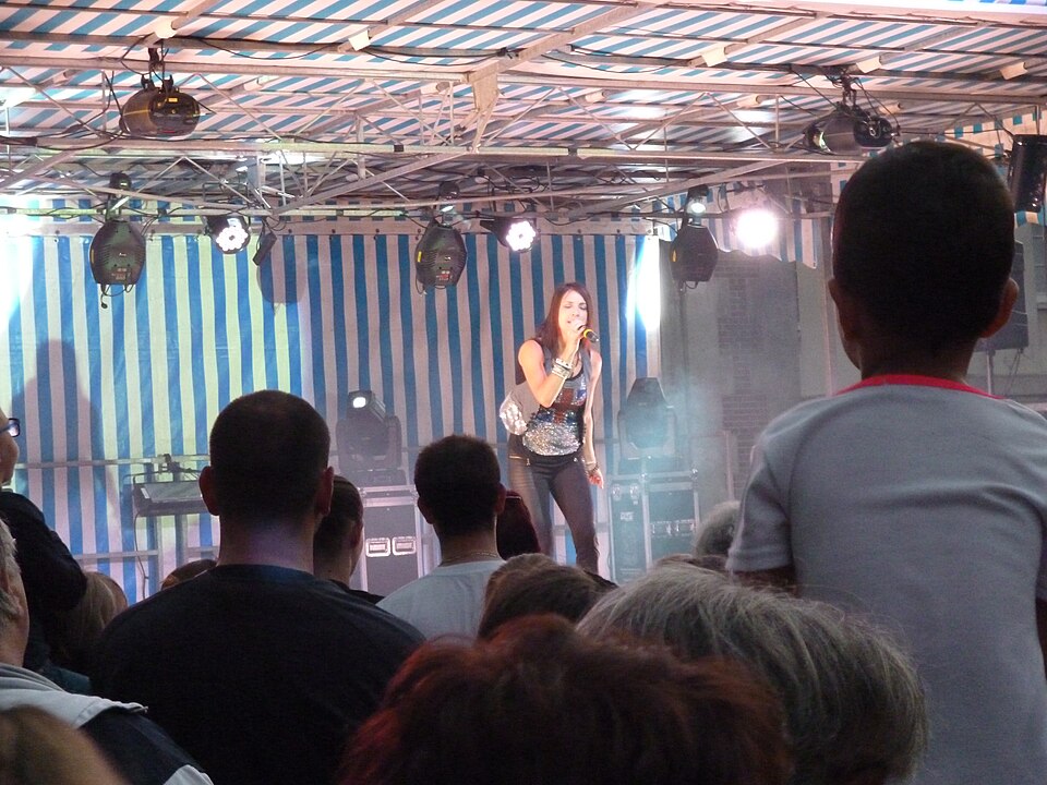 Ève Angeli, Chanteur