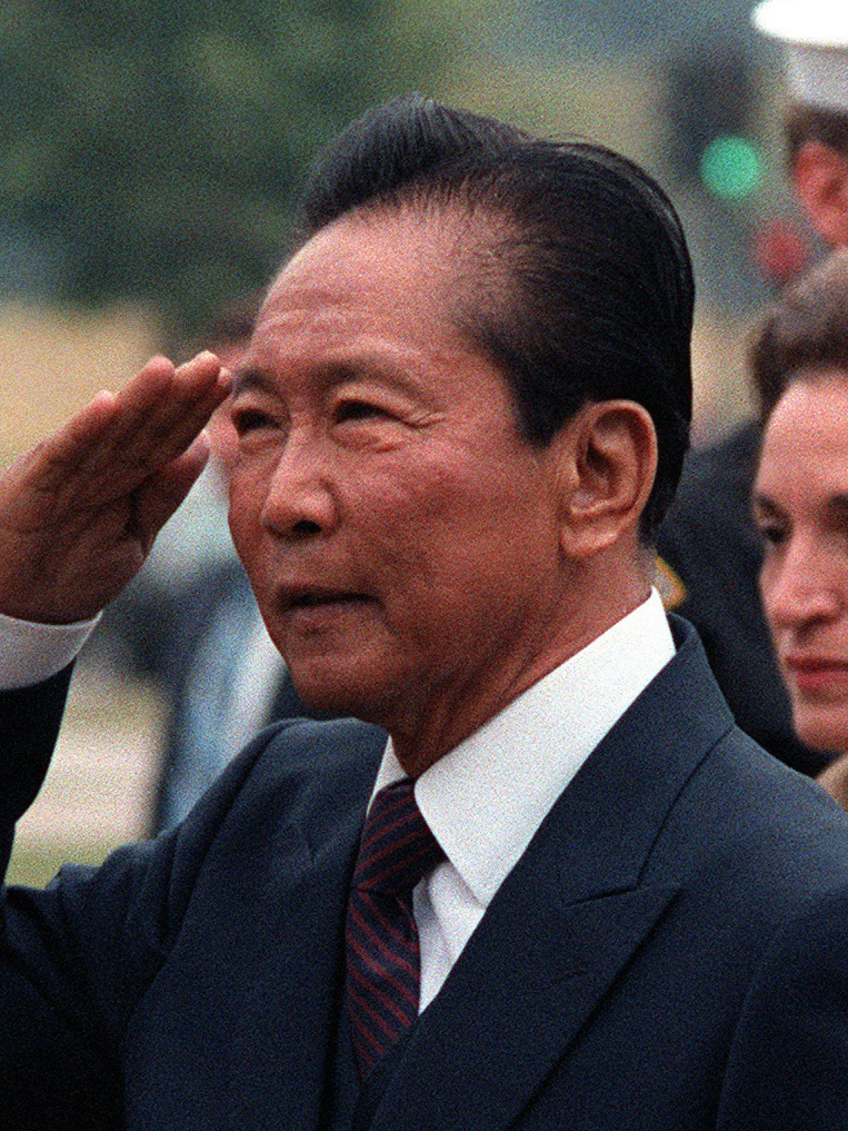 Ferdinand E. E. Marcos, Personnalité politique