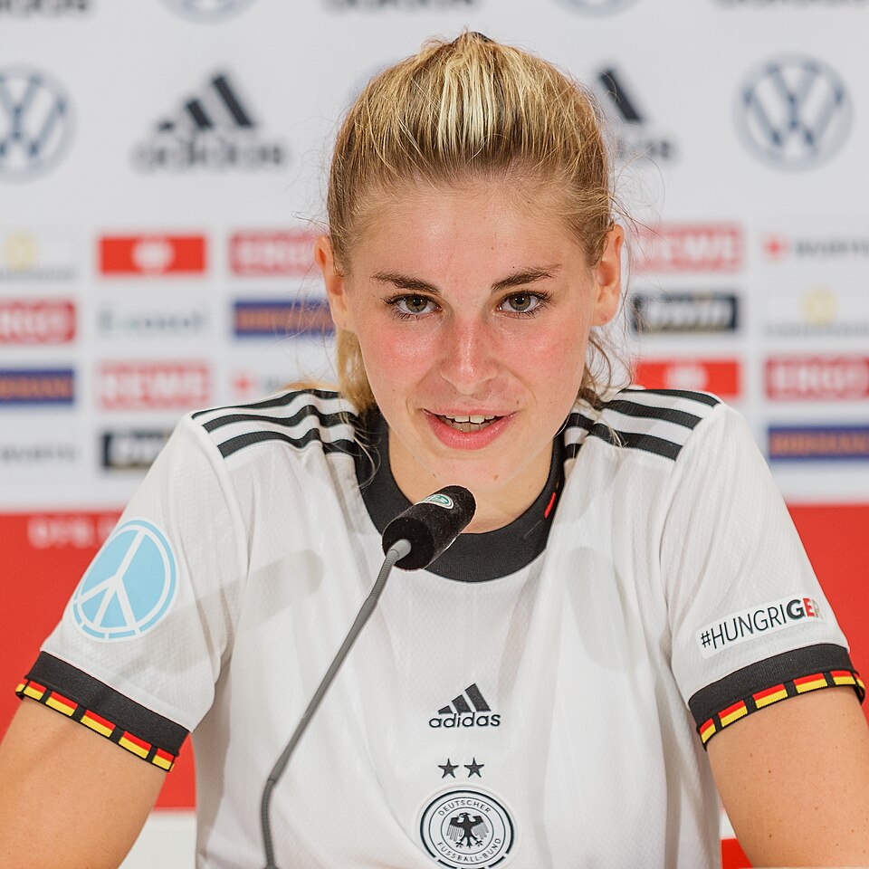 Jule Brand, Footballeur
