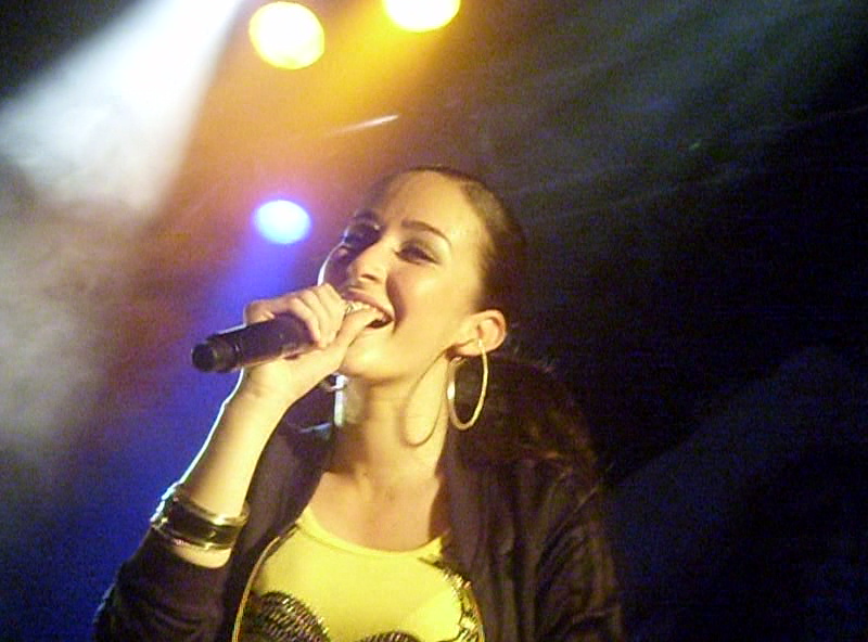Kenza Farah, Chanteur