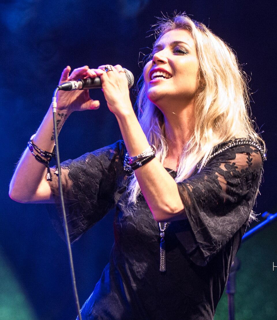 Luiza Possi, Chanteur