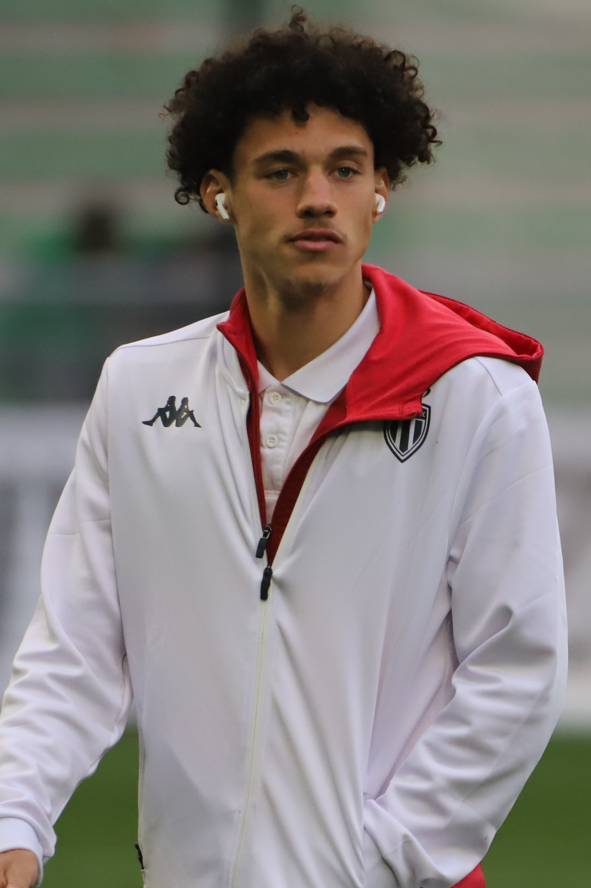 Maghnes Akliouche, Footballeur