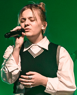 Maisy Stella, Chanteur