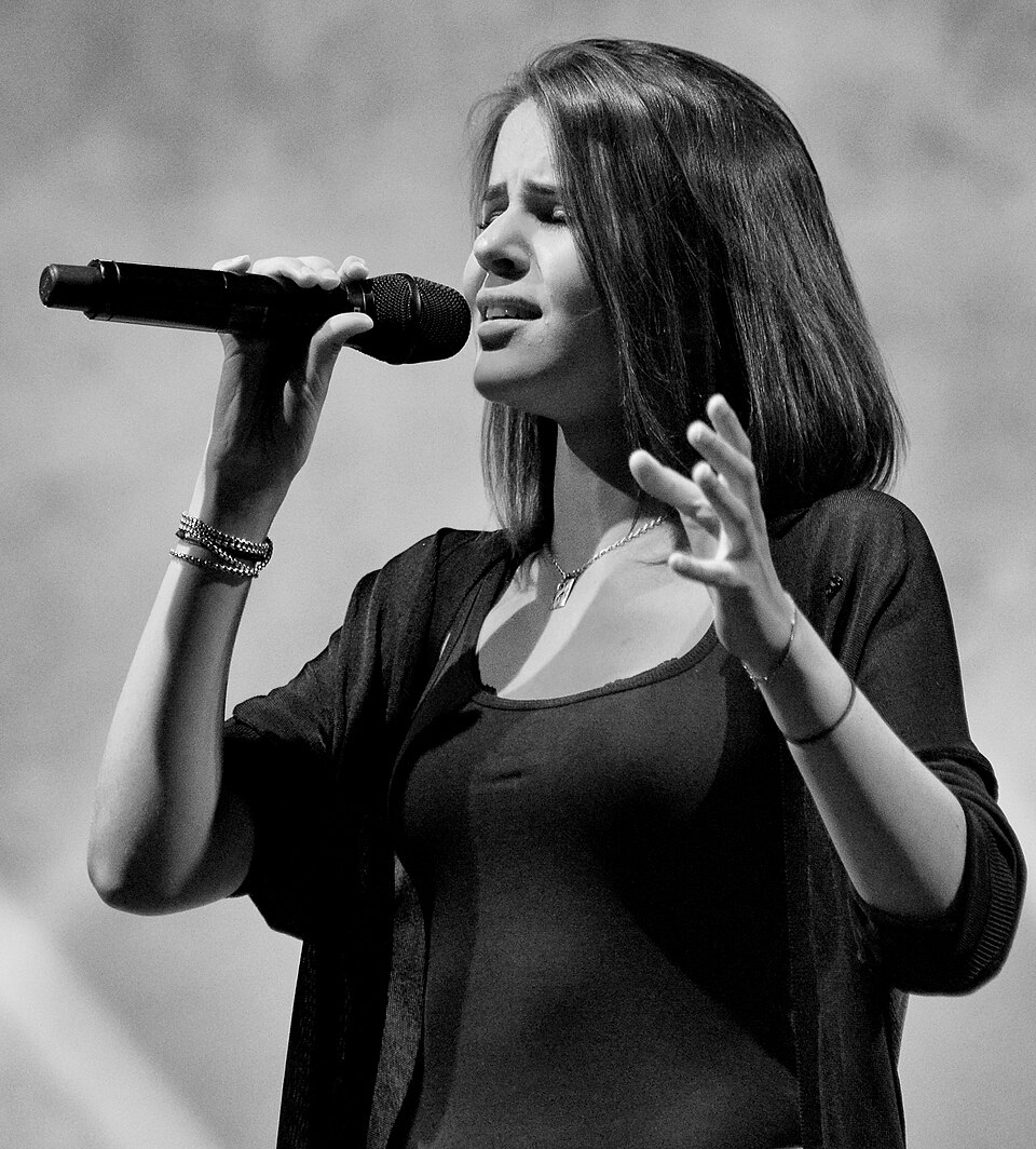 Marina Kaye, Chanteur