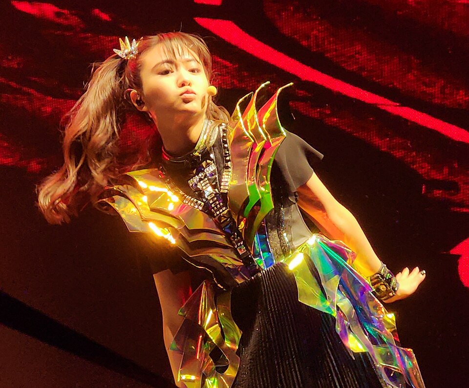 Moa Kikuchi, Chanteur