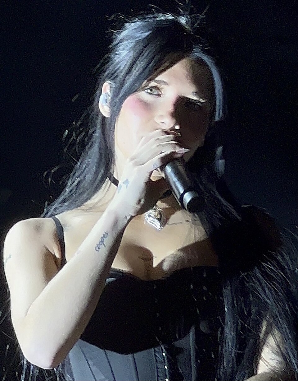Nessa Barrett, Chanteur