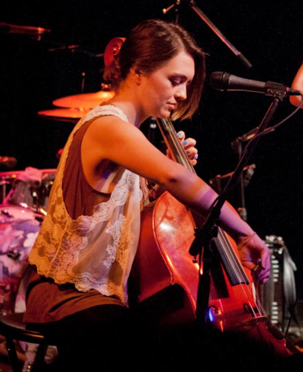Neyla Pekarek, Chanteur