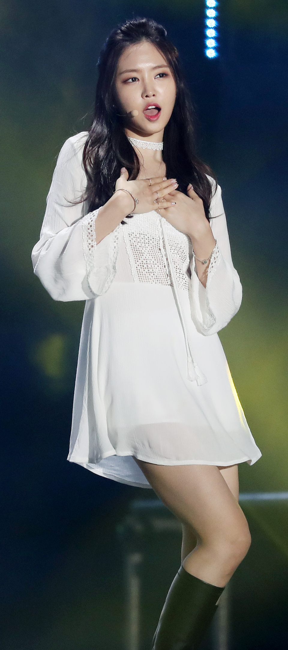 Son Na-eun, Chanteur