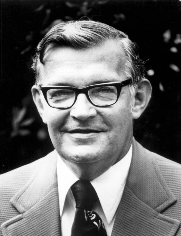Tom Lewis, Personnalité politique