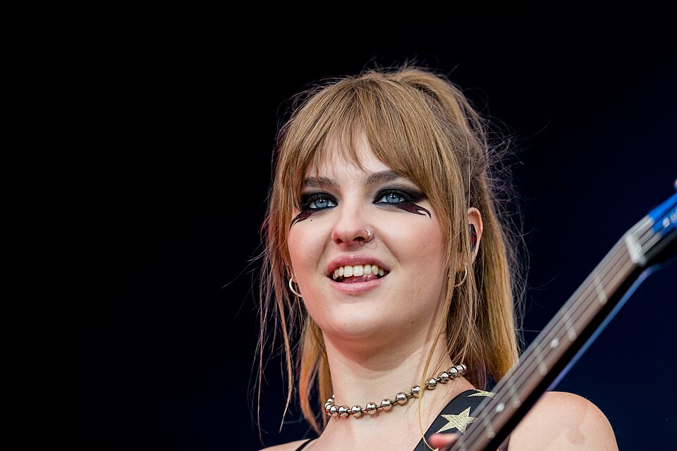 Victoria De Angelis, Musicien