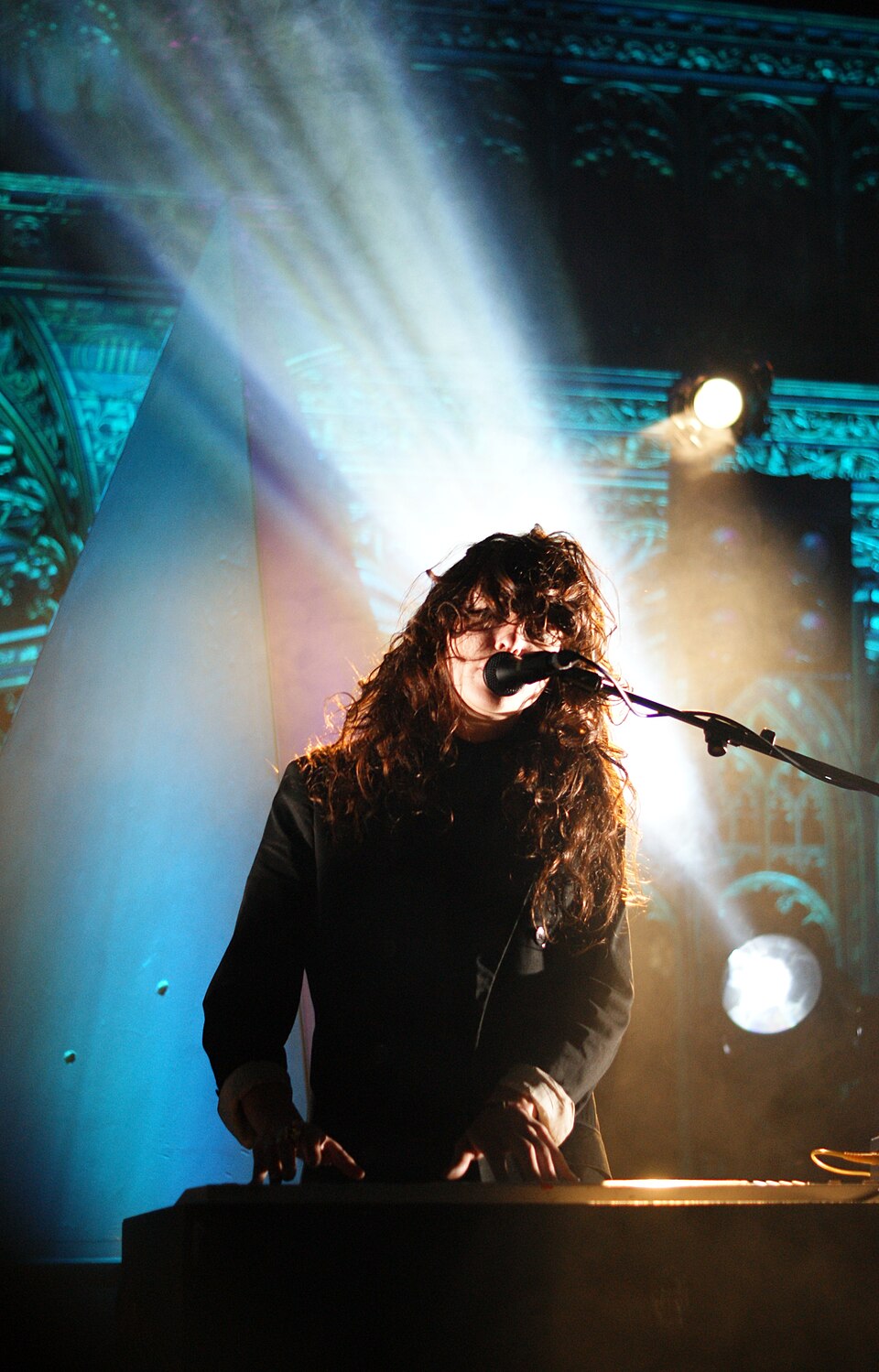 Victoria Legrand, Chanteur