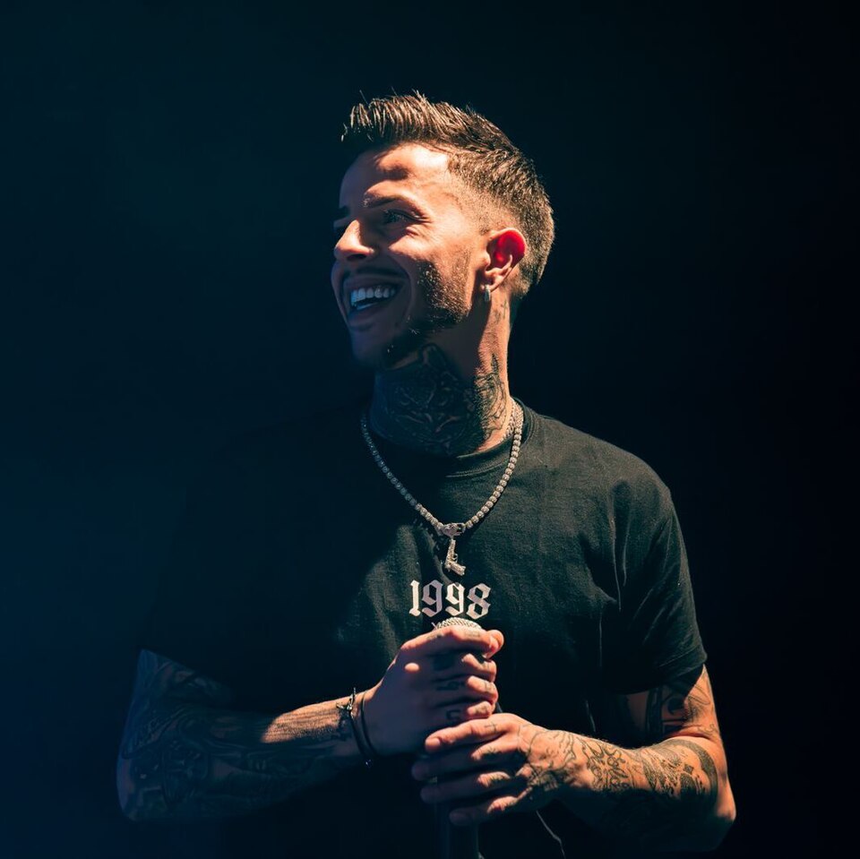 Yanns, Chanteur